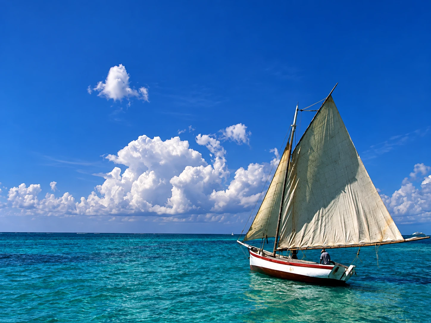 Парусная лодка на бирюзовой воде у Амбергрис-Кайе, Белиз