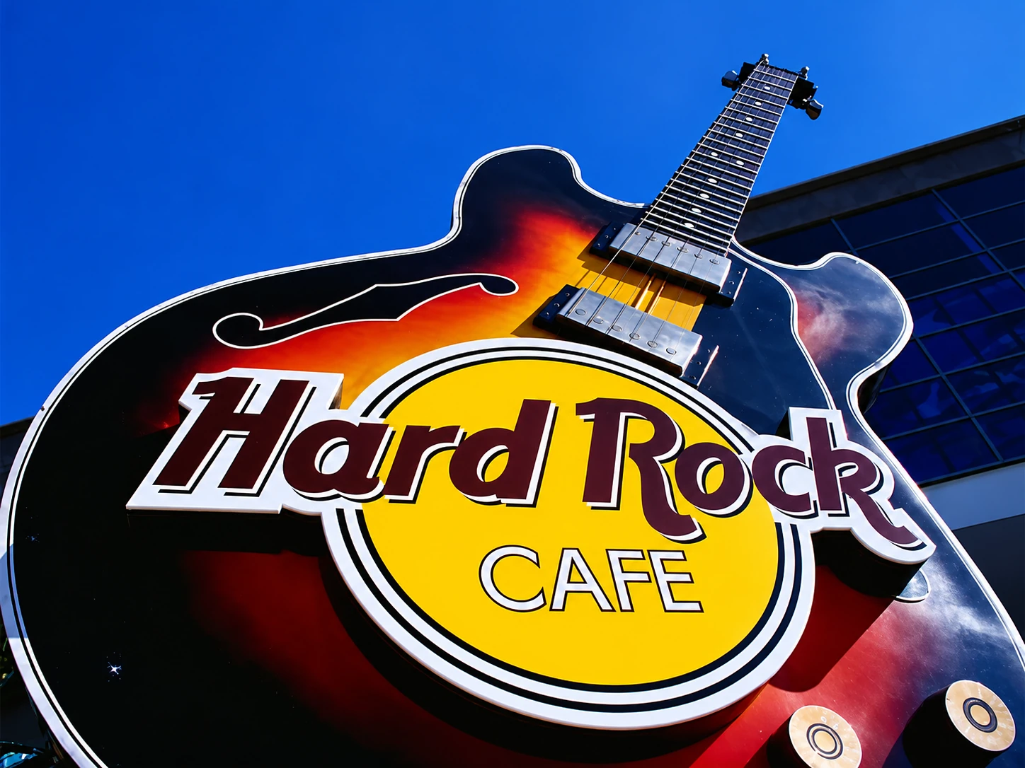 Вывеска Hard Rock Cafe в форме гитары в Канкуне, Мексика