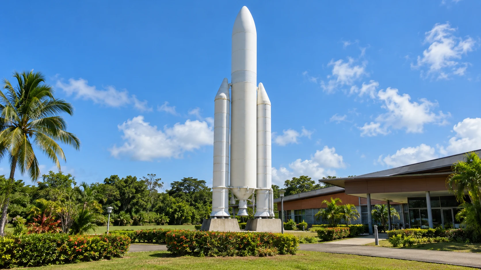 Статичная модель ракеты Ariane 5 у посетительского центра Куру