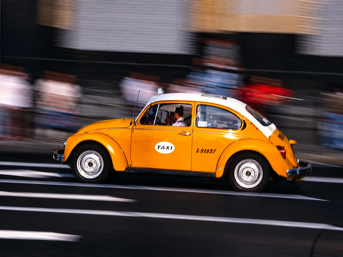 Жёлтое такси Volkswagen Beetle на улице Мехико, Мексика