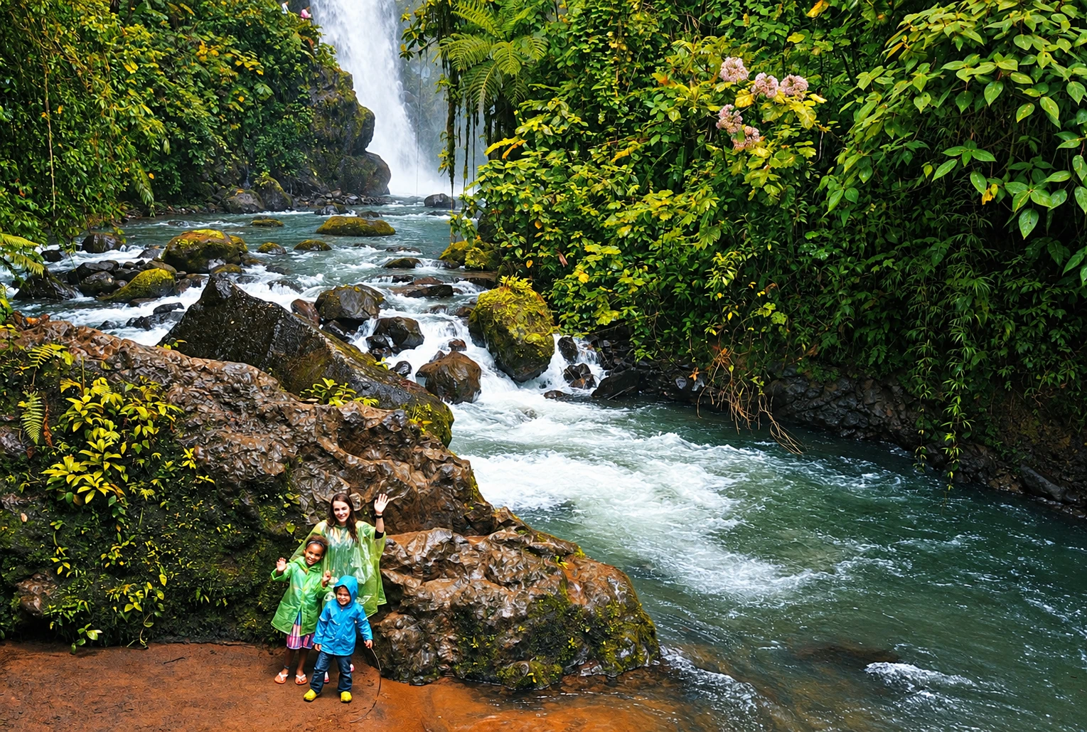 Посетители у реки и водопада среди леса в районе Ареналя, Коста-Рика