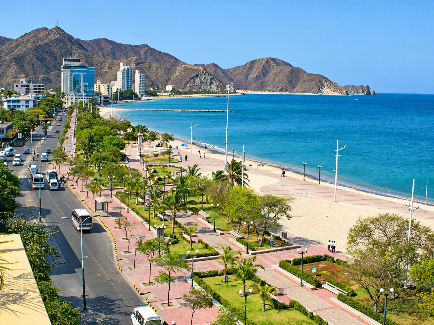 Пляж и набережная с пальмами у гористого берега Санта-Марты, Колумбия