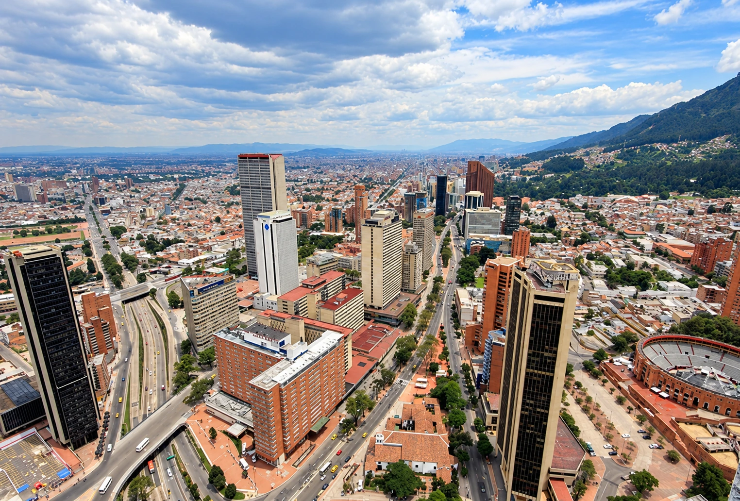 Панорама Боготы с высотными зданиями, дорогами и горными склонами, Колумбия